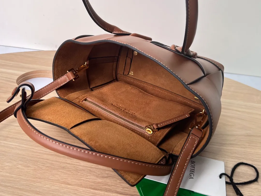 New MINI ARCO 29 Arrival: 6693 It has always focused on "low-key nobility". The design after the addition of Celine designers can be seen from this year's new Arco. It still retains this advantage. The simple design shows high-end. The obvious tension and neat atmosphere of the upper shoulders are also very in line with the current fashion attitude. Under the simplicity, there are not simple detailed designs, which are very special and have a sense of design. I like this French style model very much. It is romantic and textured. Fully recommended. Mini size 17X16X6. Opening 29cm